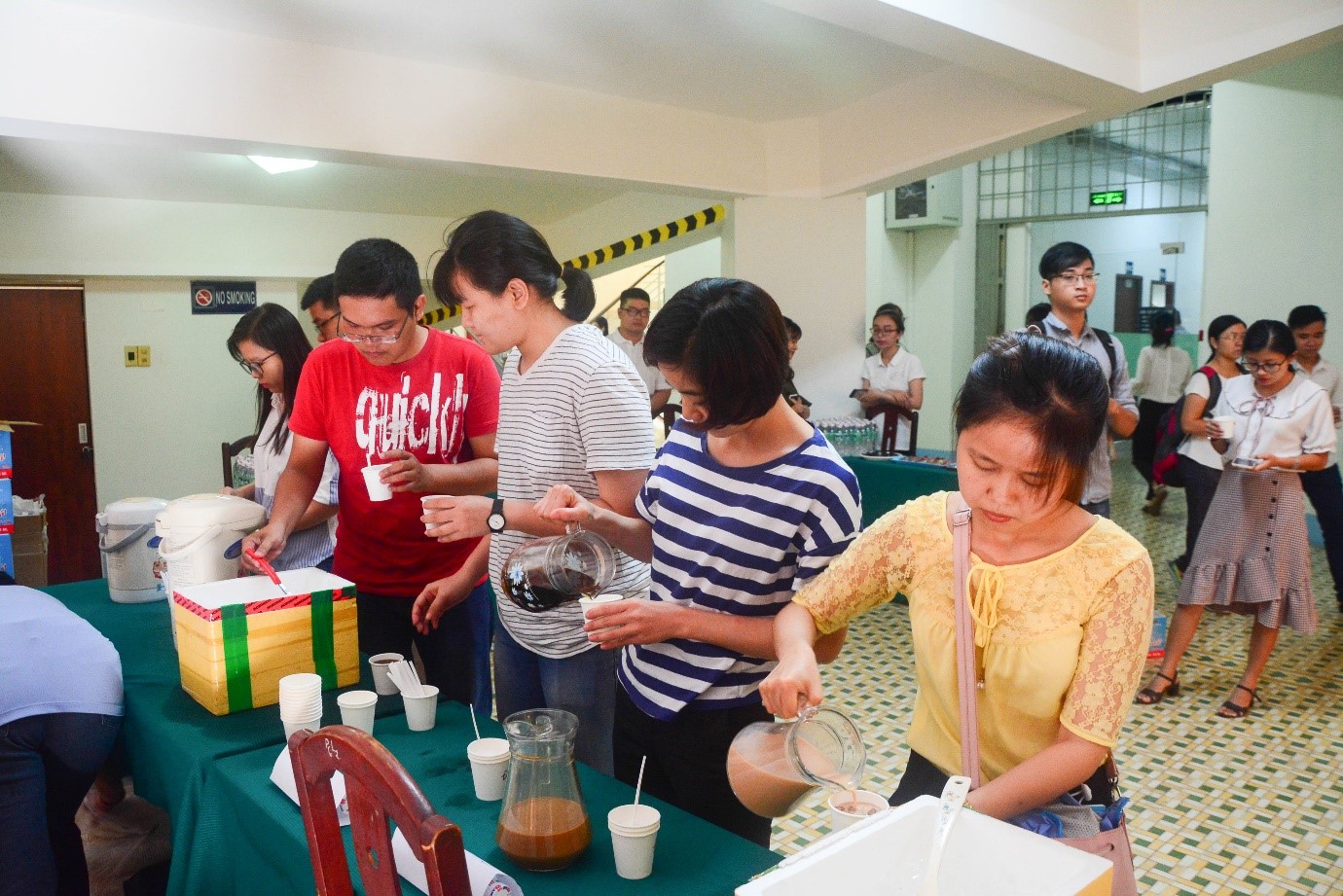 Lớp học nghỉ giữa buổi để mọi người sửa dụng cà phê và trà được các thành viên nhóm nghiên cứu VOS pha sẵn trước hội trường.