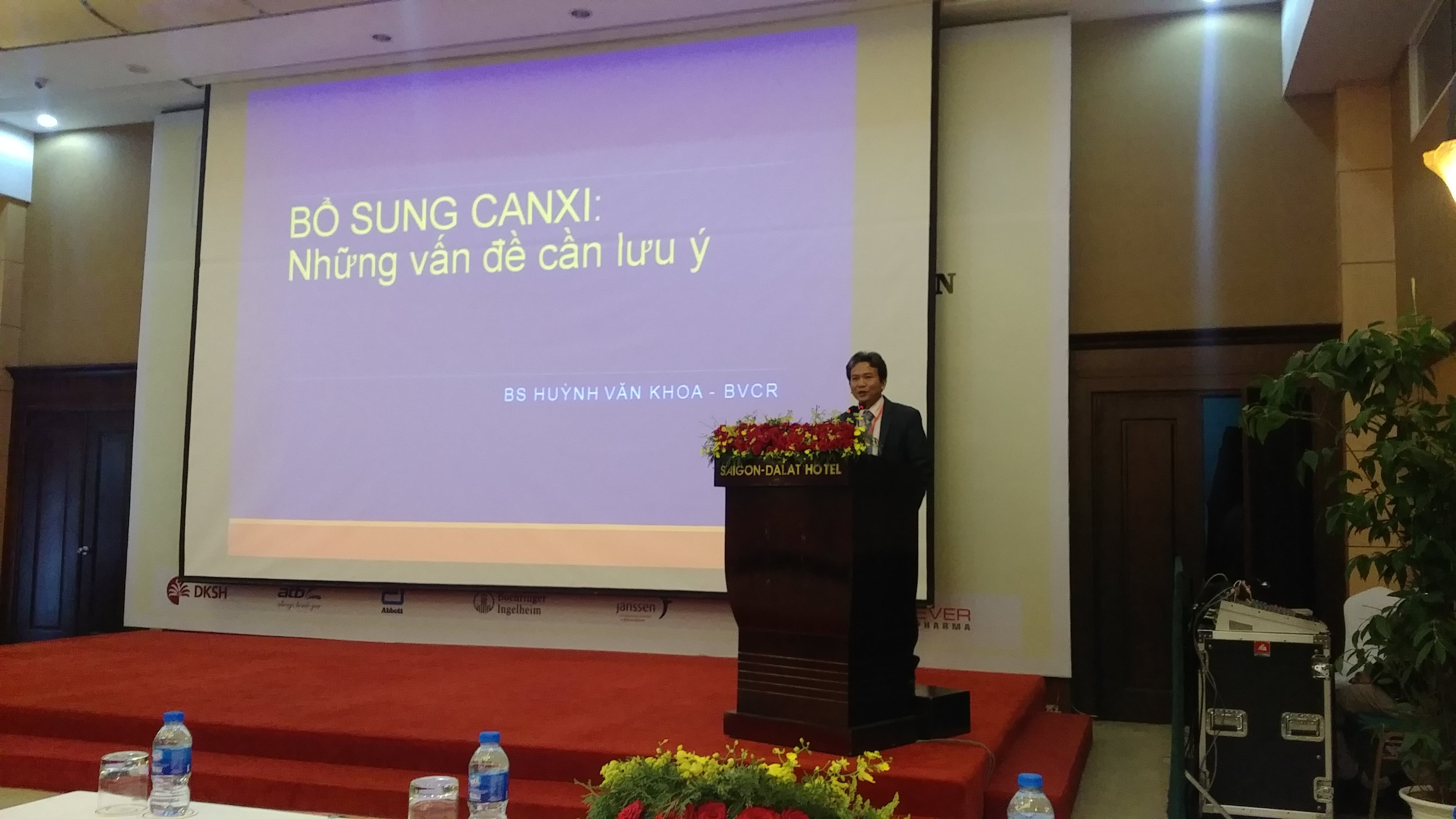 ThS.BS. Huỳnh Văn Khoa, bệnh viện Chợ Rẫy, trình bày những lưu ý trong việc bổ sung canxi hằng ngày để bảo vệ xương và các cơ quan khác.